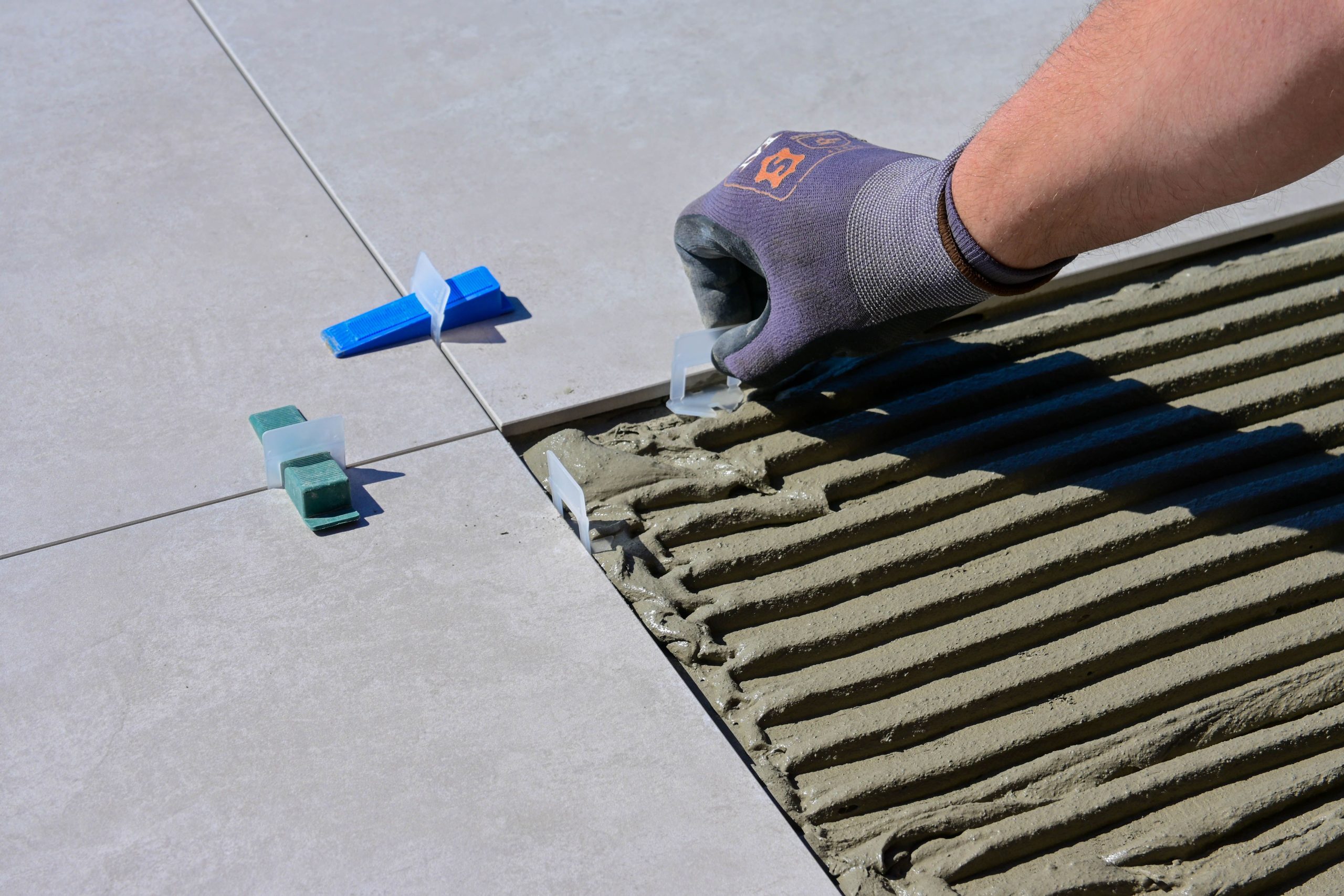 Main alignant carreaux avec niveaux espaceurs