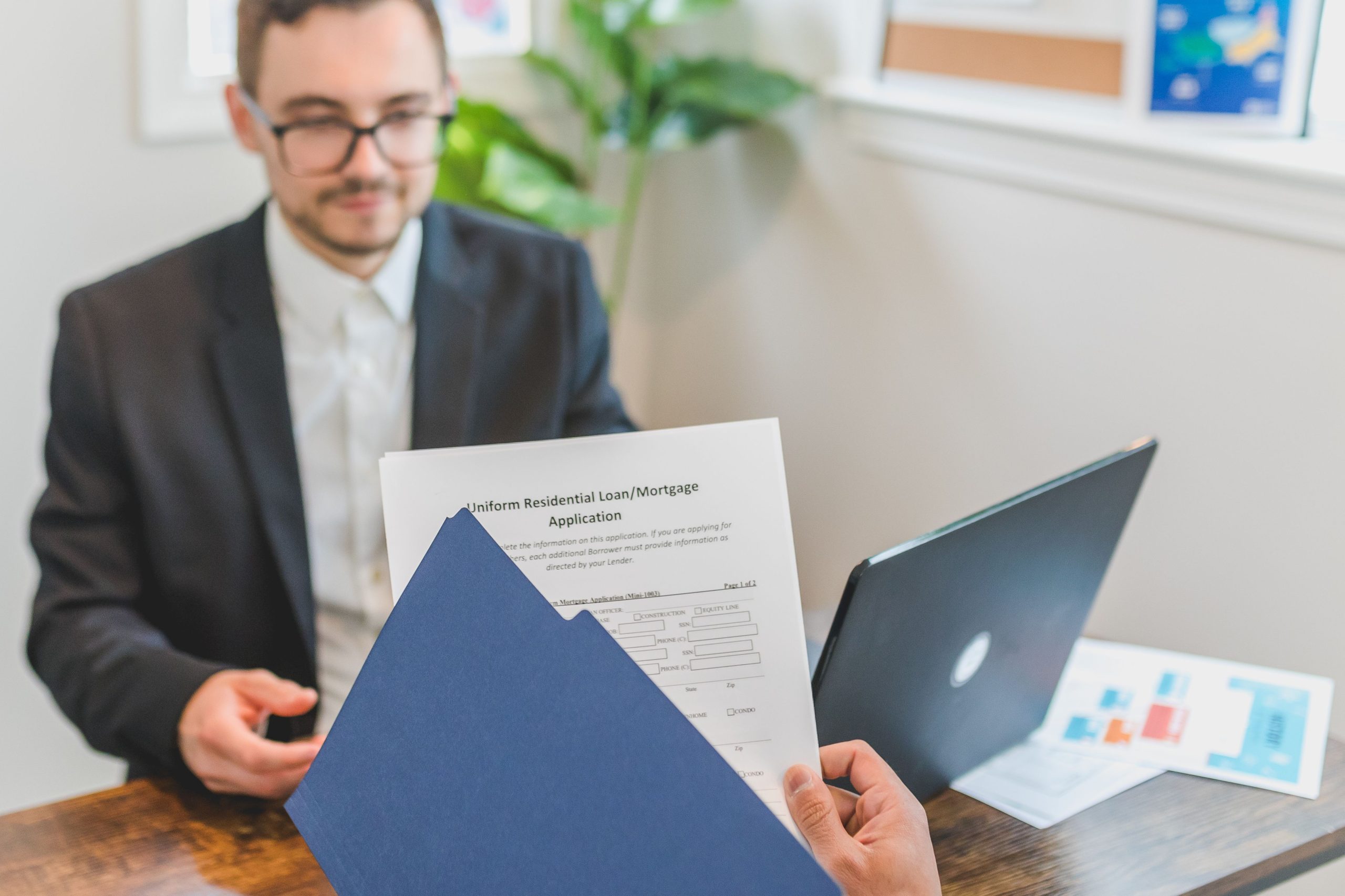 Courtier hypothécaire discutant demande prêt client