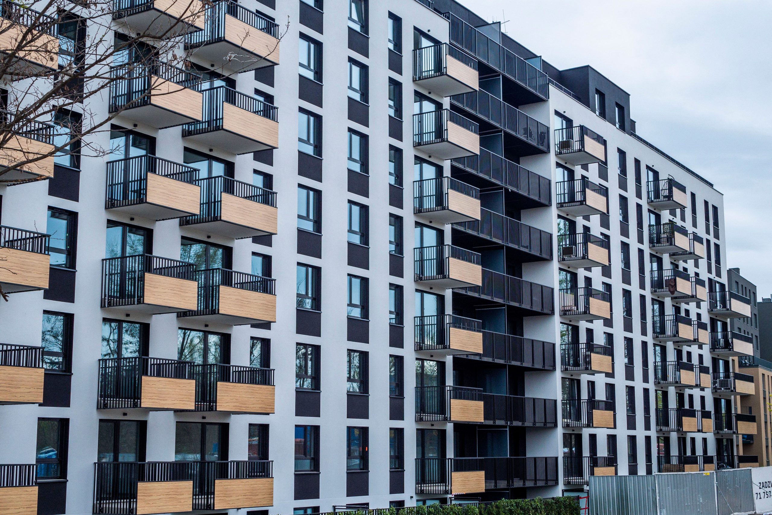 Immeuble contemporain moderne avec balcons urbains
