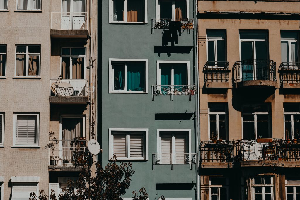 Immeubles urbains avec balcons et facades variees