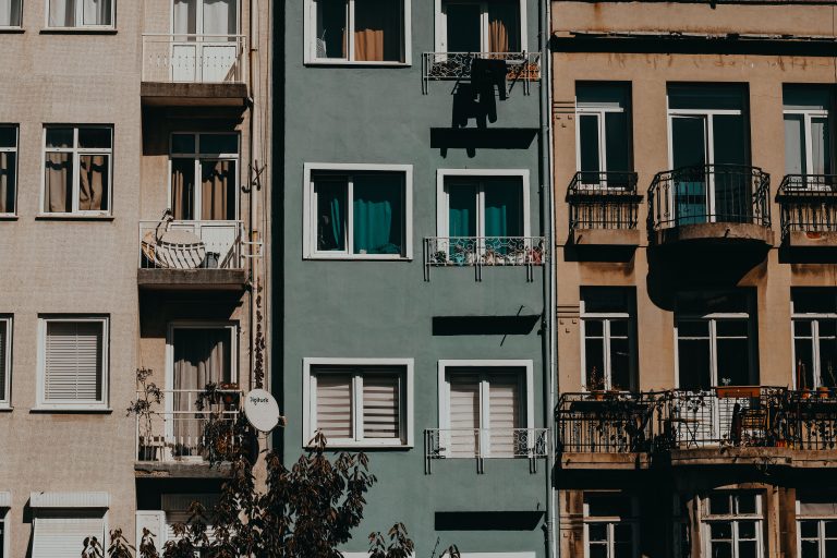 Investissement locatif en ville moyenne : où investir pour gagner plus ?