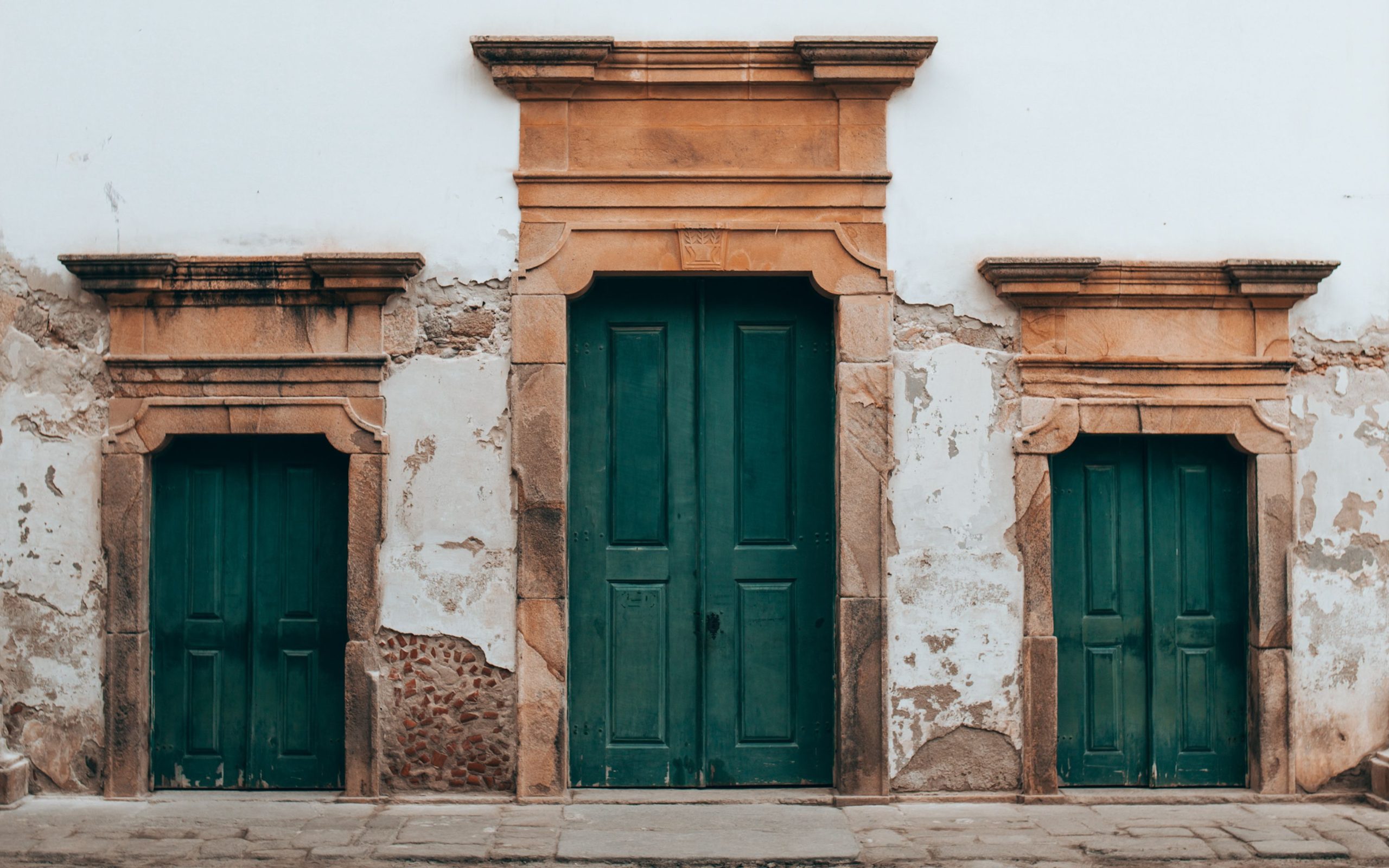 Portes vertes symetriques dans mur pierre rustique