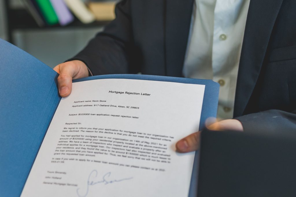 Personne tenant une lettre de refus hypothécaire